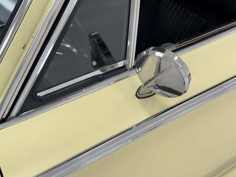 Chrysler-300-1966-Daffodil-Yellow-Black-13