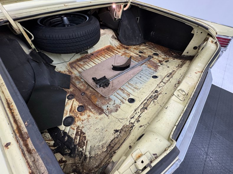 Chrysler-300-1966-Daffodil-Yellow-Black-43