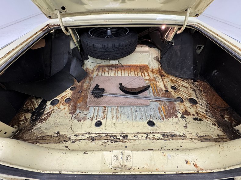 Chrysler-300-1966-Daffodil-Yellow-Black-44