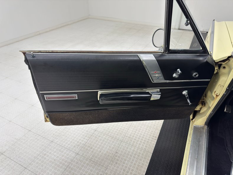 Chrysler-300-1966-Daffodil-Yellow-Black-46