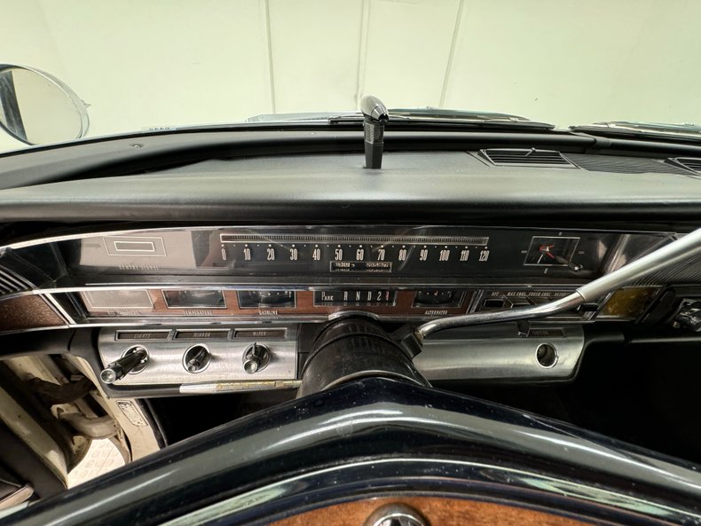 Chrysler-Imperial-1965-Persian-White-Black-42