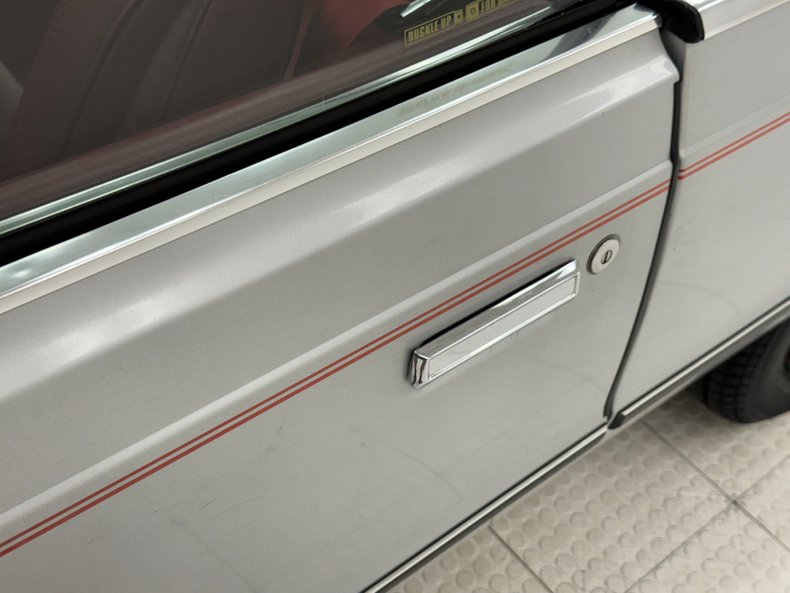 Chrysler-Lebaron-1985-Bright-Silver-Metall-Oxblood-1