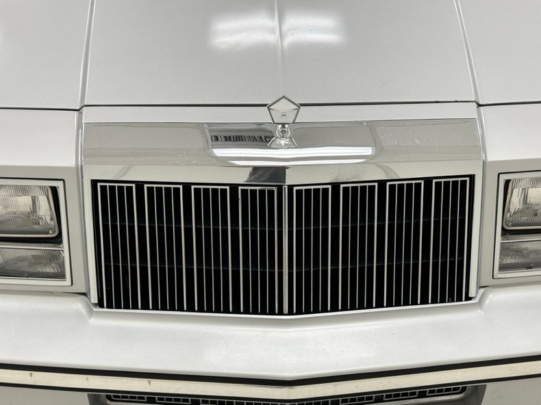 Chrysler-Lebaron-1985-Bright-Silver-Metall-Oxblood-27