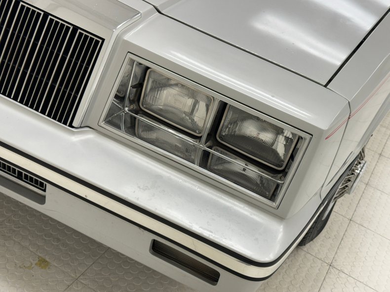 Chrysler-Lebaron-1985-Bright-Silver-Metall-Oxblood-28