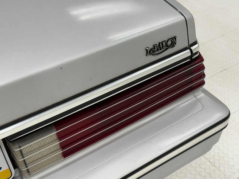 Chrysler-Lebaron-1985-Bright-Silver-Metall-Oxblood-34