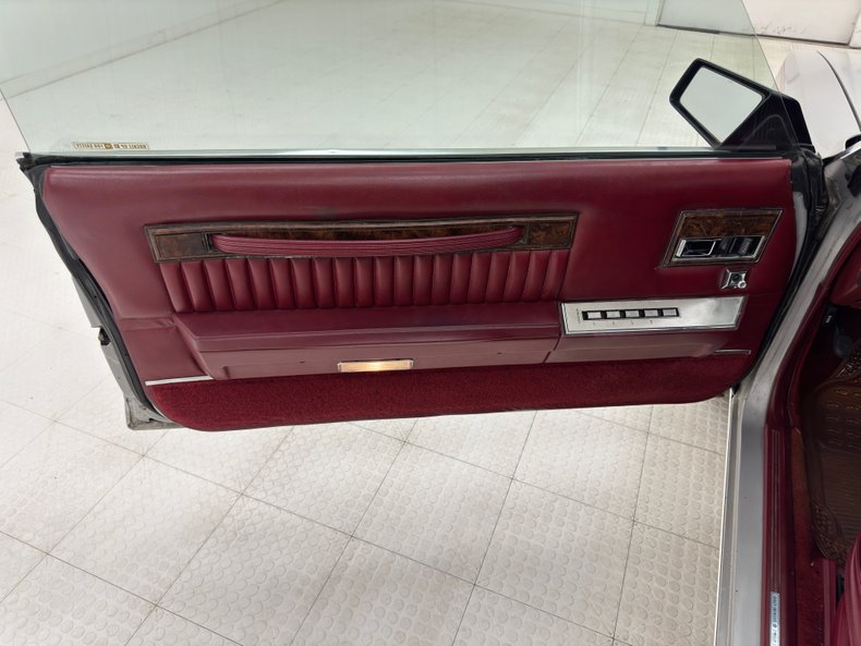 Chrysler-Lebaron-1985-Bright-Silver-Metall-Oxblood-4