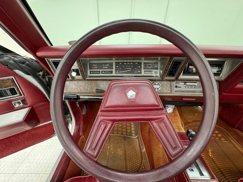 Chrysler-Lebaron-1985-Bright-Silver-Metall-Oxblood-45