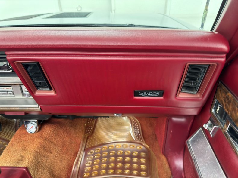 Chrysler-Lebaron-1985-Bright-Silver-Metall-Oxblood-7