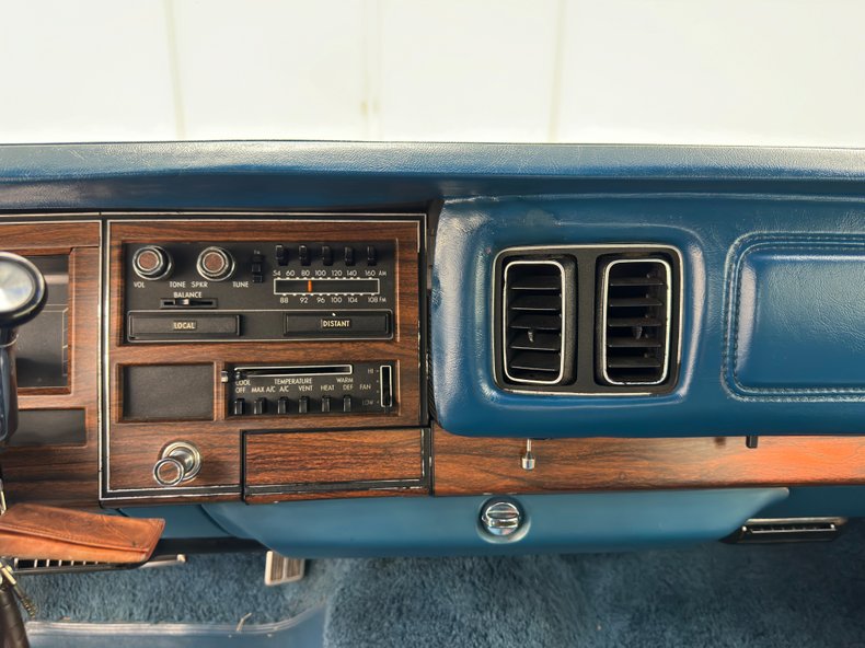 Chrysler-New-yorker-1976-Spinnaker-White-Blue-11