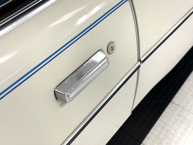 Chrysler-New-yorker-1976-Spinnaker-White-Blue-12