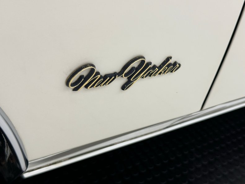 Chrysler-New-yorker-1976-Spinnaker-White-Blue-24