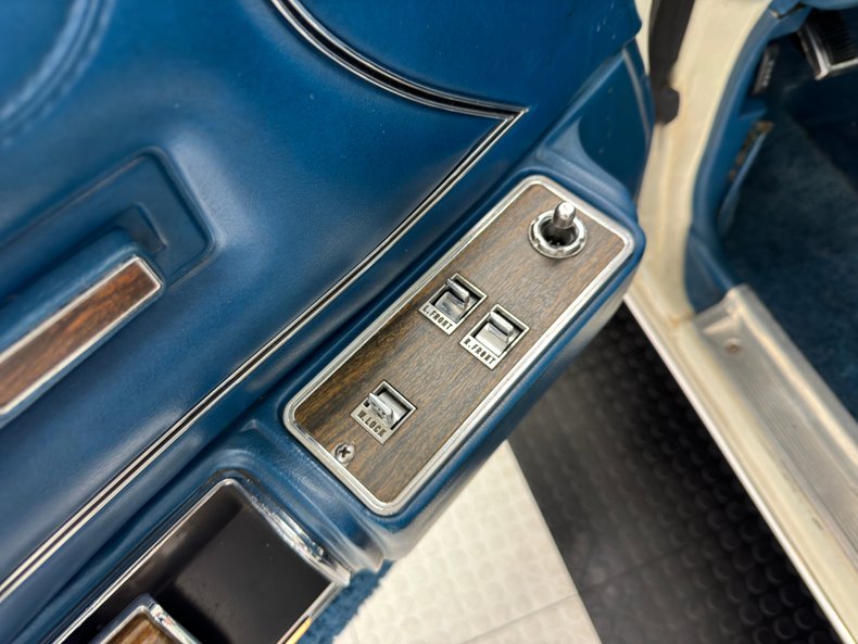 Chrysler-New-yorker-1976-Spinnaker-White-Blue-45