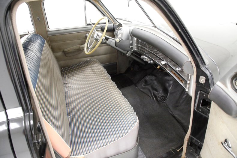 Chrysler-Royal-1950-Black-Tan-10