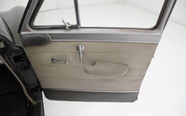 Chrysler-Royal-1950-Black-Tan-32