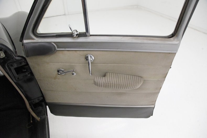 Chrysler-Royal-1950-Black-Tan-32