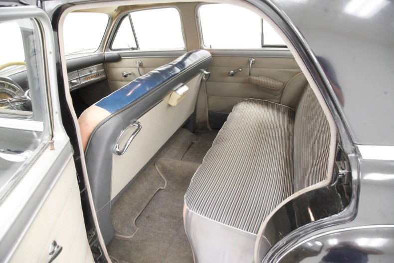 Chrysler-Royal-1950-Black-Tan-37