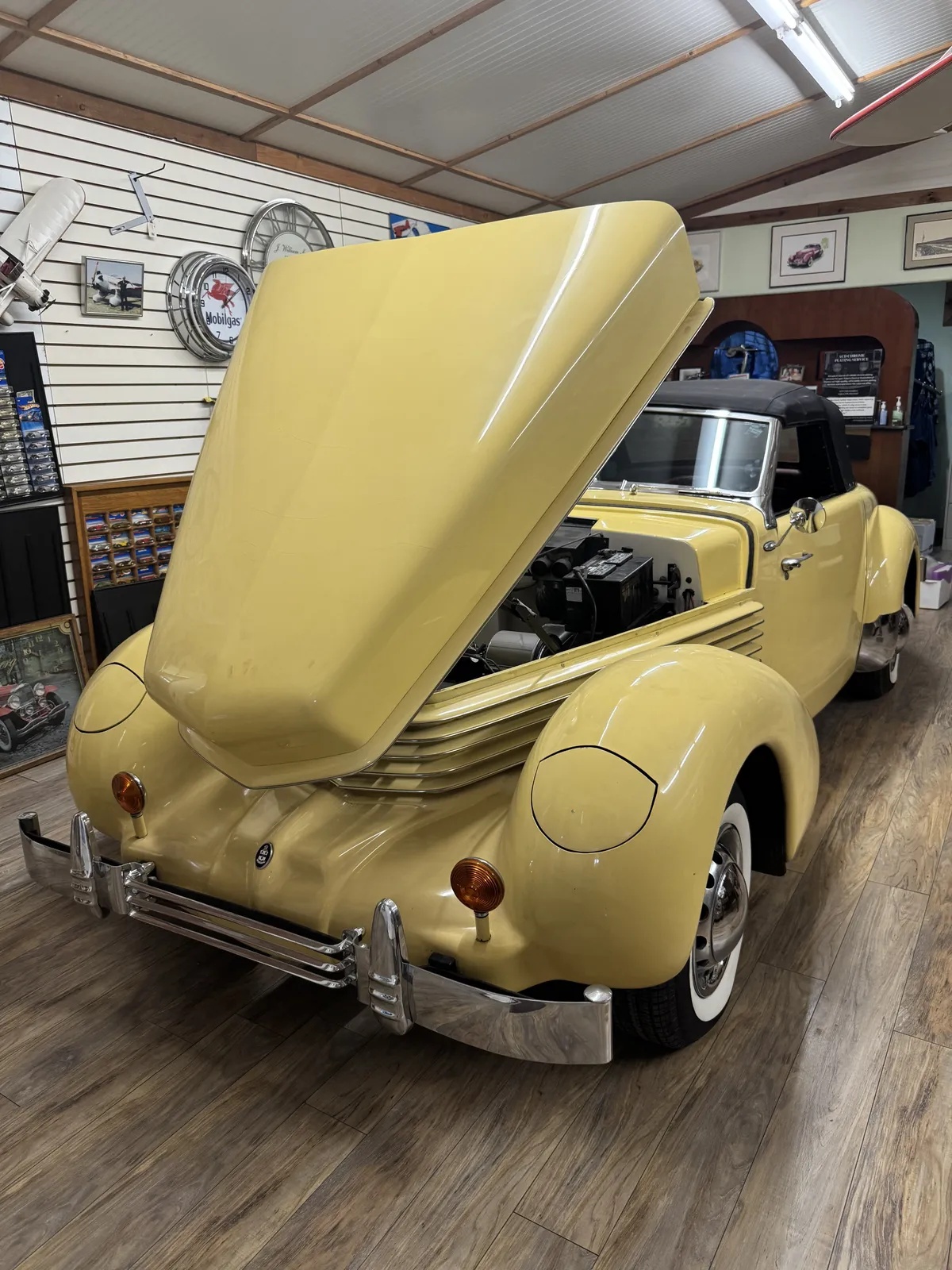 Cord-810-1966-White-Brown-1