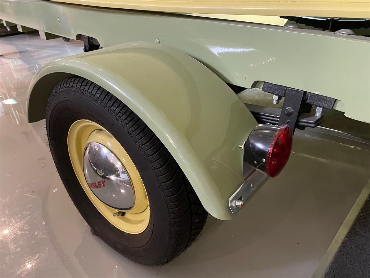 Crosley-Station-wagon-1951-Pale-yellow-amp-Green-Red-40