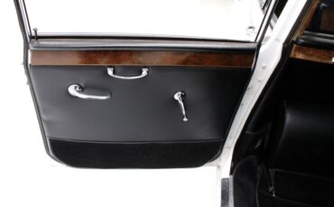 Daimler-Other-1971-White-18