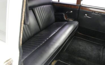 Daimler-Other-1971-White-24