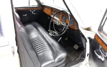 Daimler-Other-1971-White-25