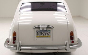 Daimler-Other-1971-White-3