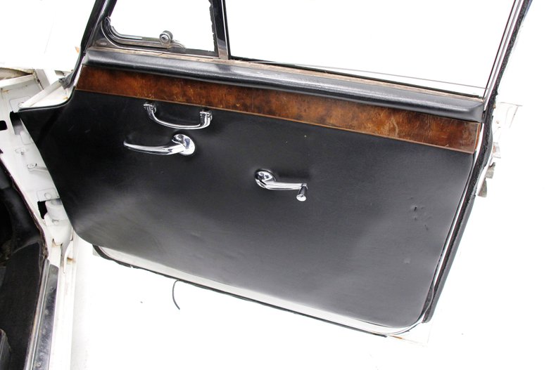 Daimler-Other-1971-White-5