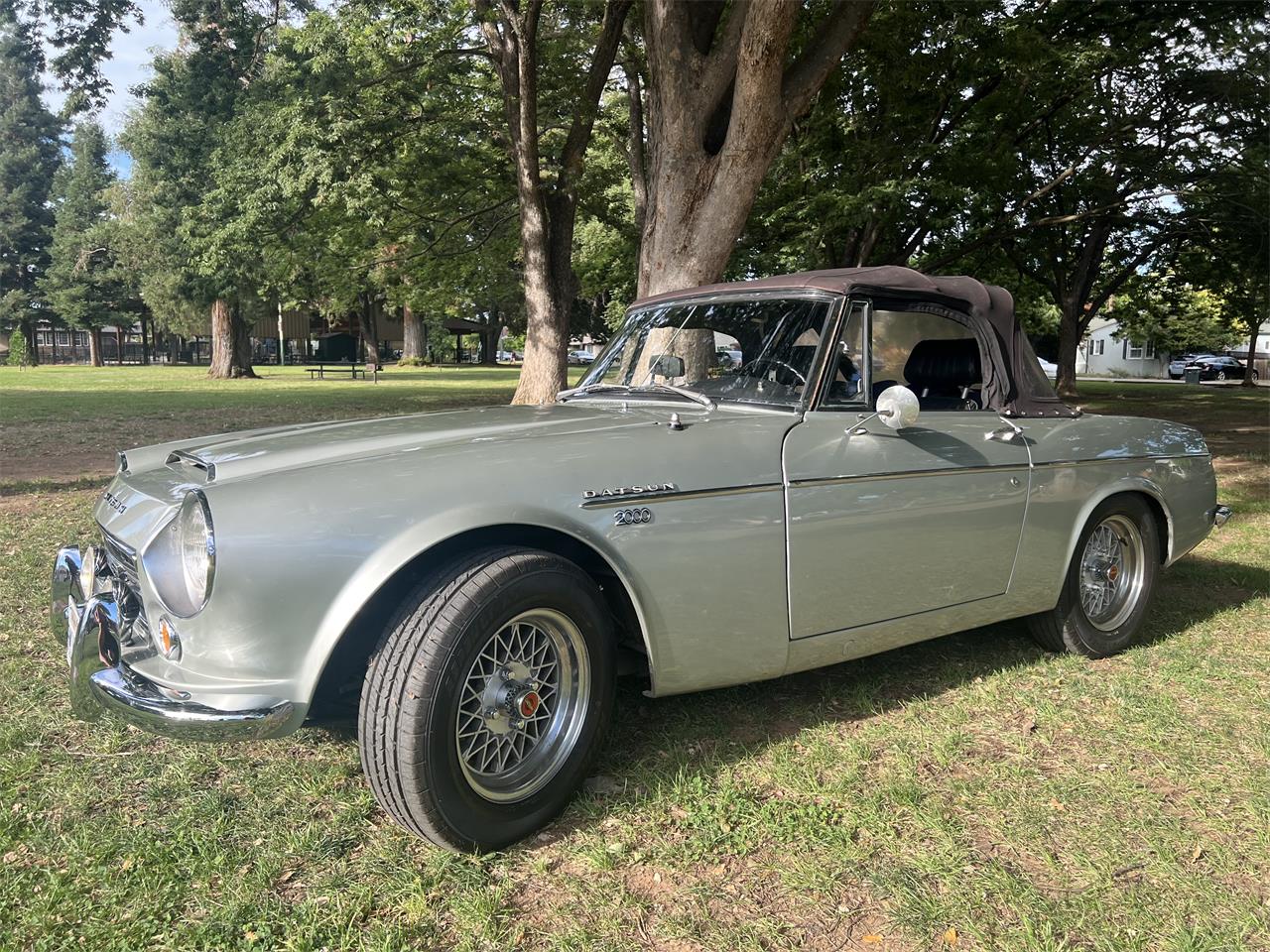 Datsun-2000-1967-silver-black-1