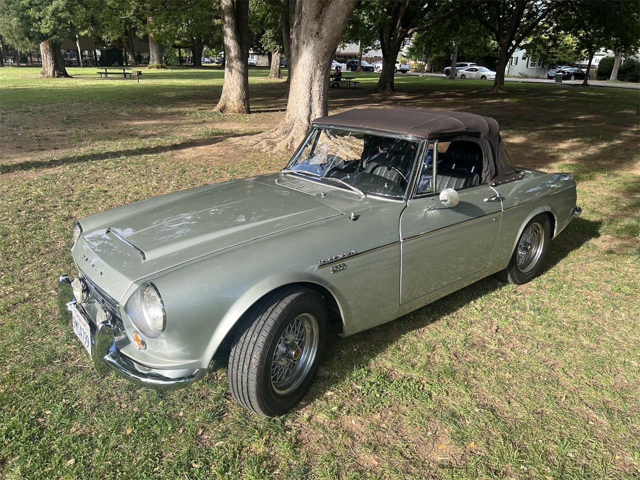 Datsun-2000-1967-silver-black-2