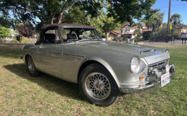 Datsun-2000-1967-silver-black-3