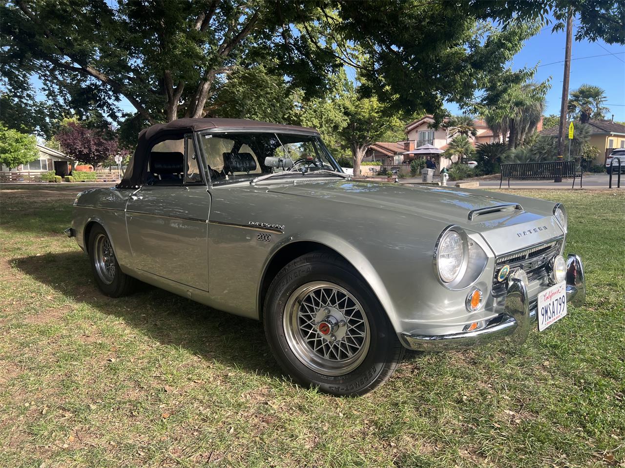 Datsun-2000-1967-silver-black-3
