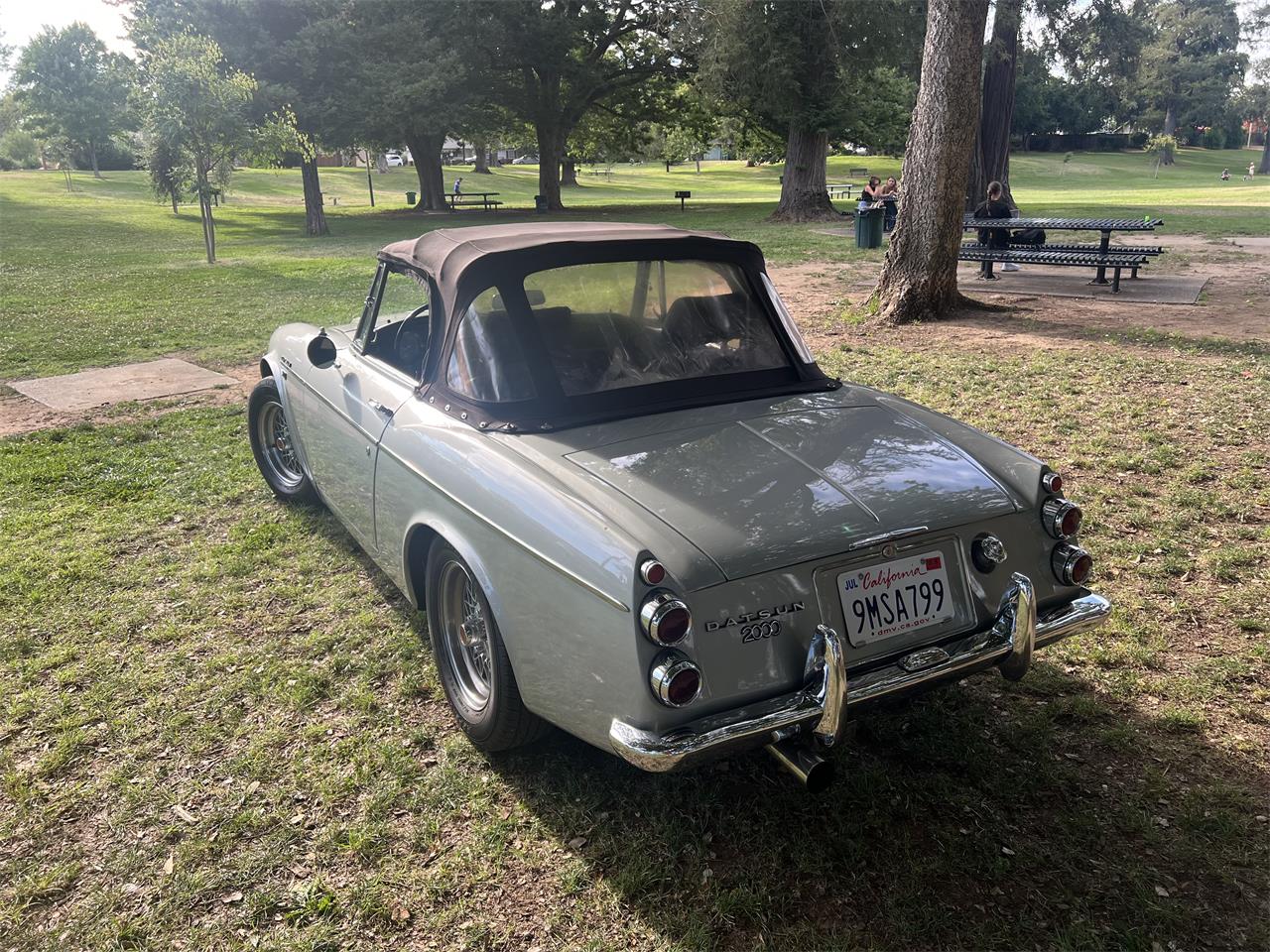Datsun-2000-1967-silver-black-4