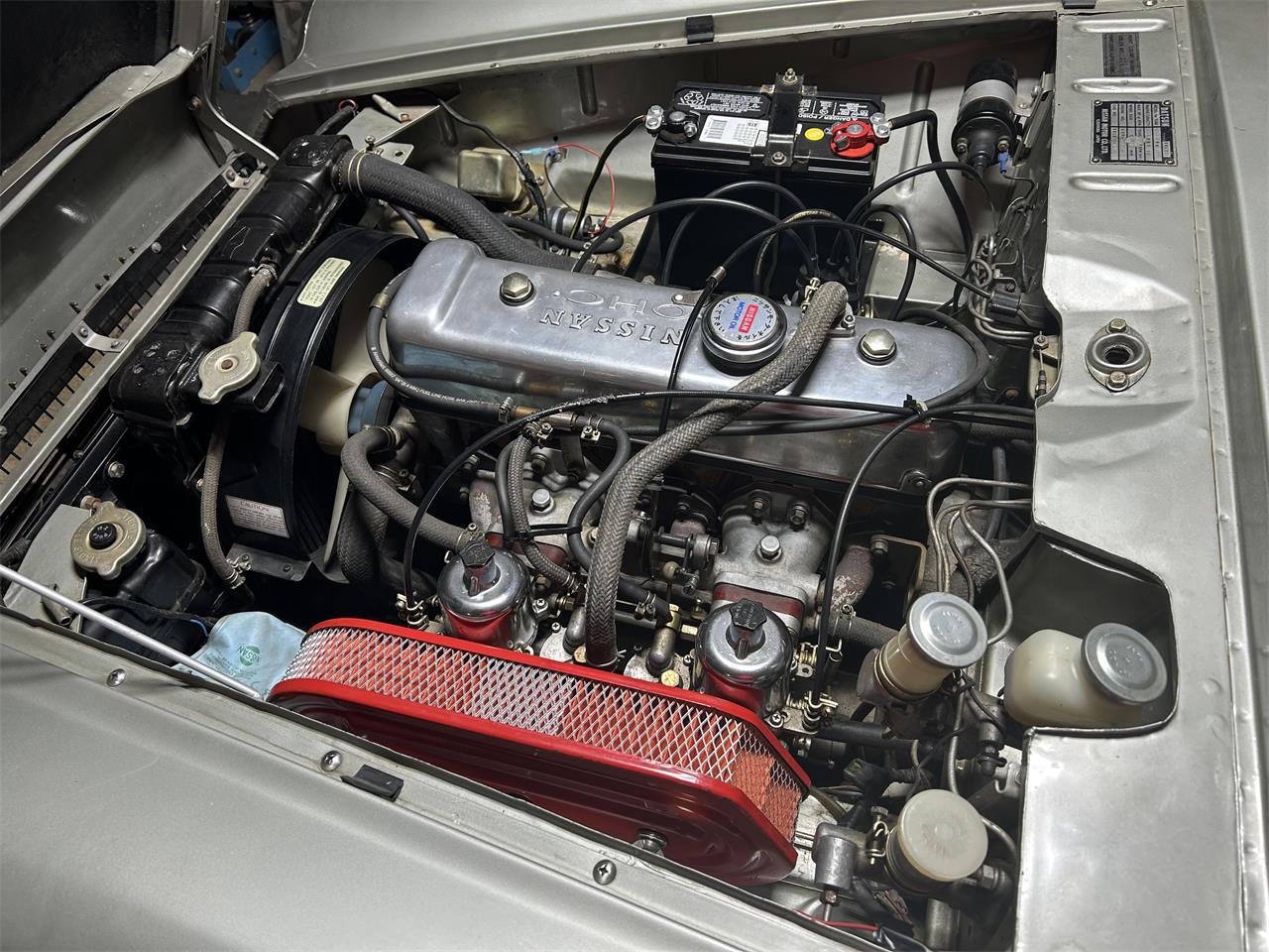 Datsun-2000-1967-silver-black-9