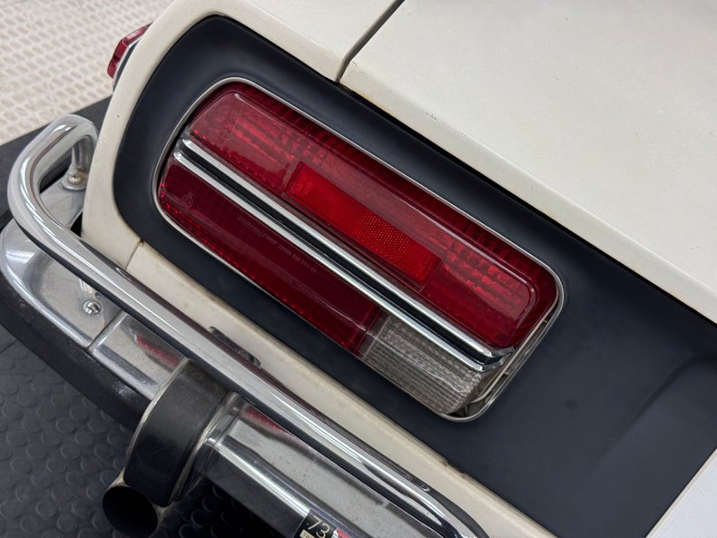 Datsun-240z-1973-White-Red-26