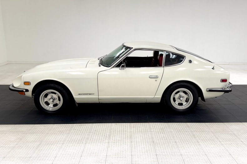 Datsun-240z-1973-White-Red