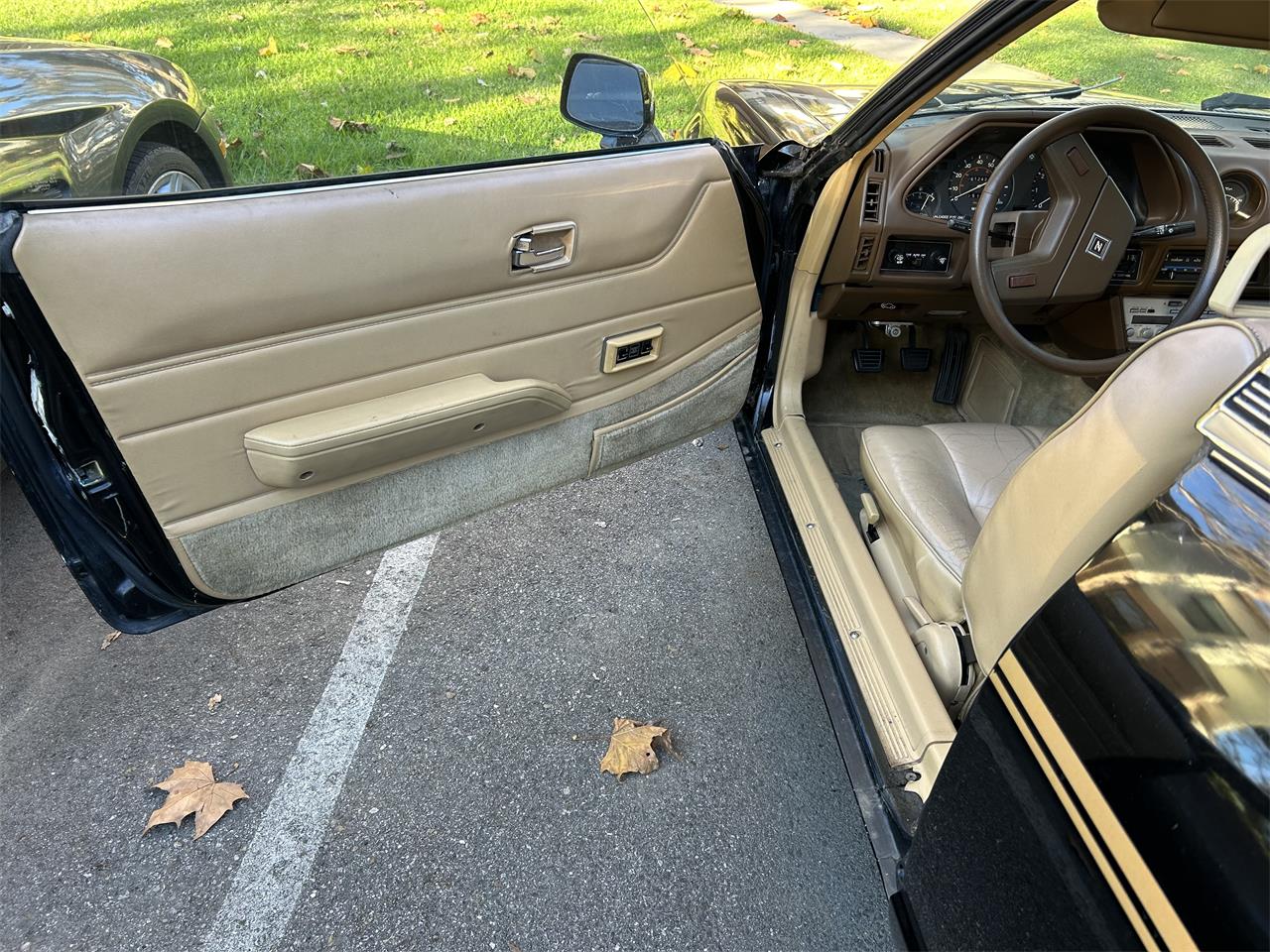 Datsun-280zx-1981-Black-pearl-Beige-3