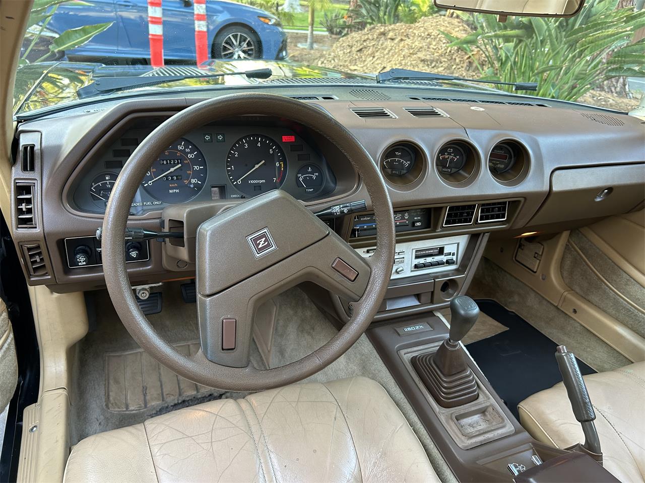 Datsun-280zx-1981-Black-pearl-Beige-5