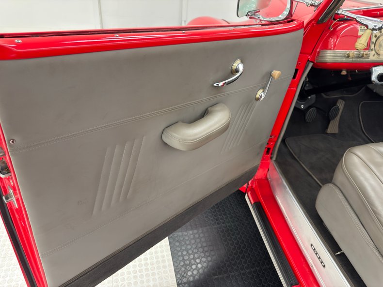 Dodge-Luxury-liner-1940-Viper-Red-Dove-Gray-38