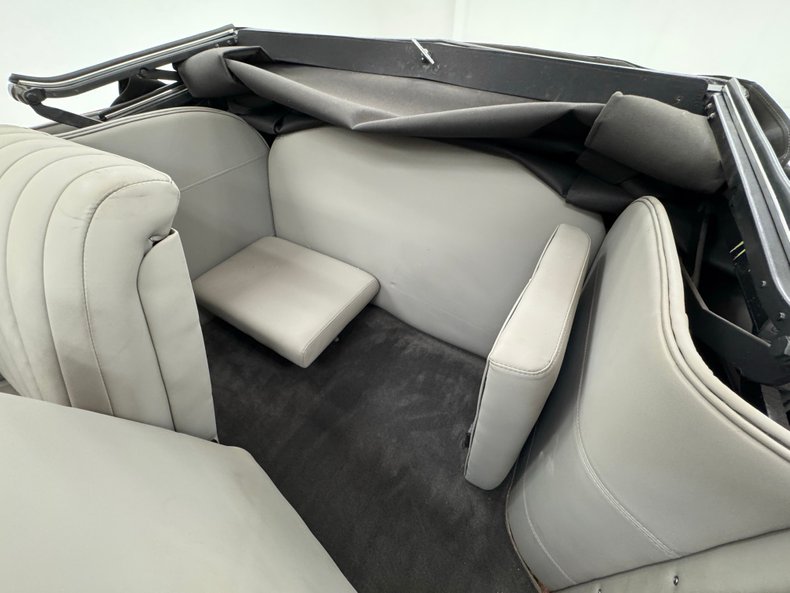 Dodge-Luxury-liner-1940-Viper-Red-Dove-Gray-42