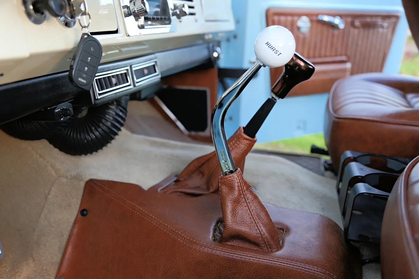 Ford-Bronco-1966-Baby-Blue-Brown-8