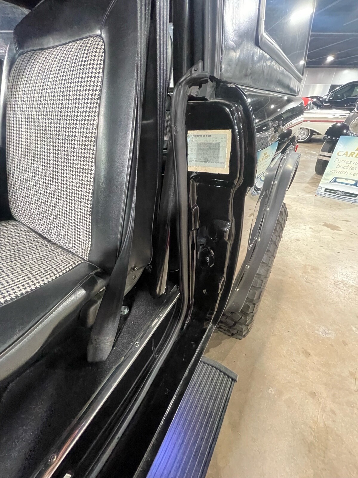 Ford-Bronco-1977-SUV-5