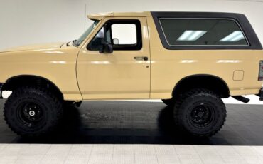 Ford-Bronco-1992-Tan-Black-1
