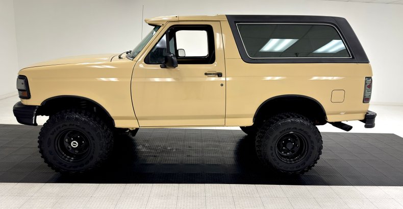 Ford-Bronco-1992-Tan-Black-1