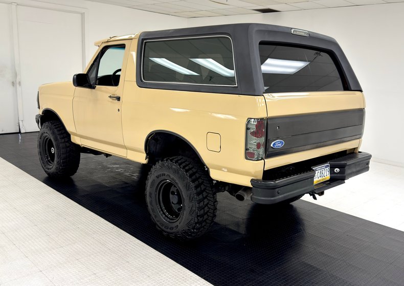 Ford-Bronco-1992-Tan-Black-2
