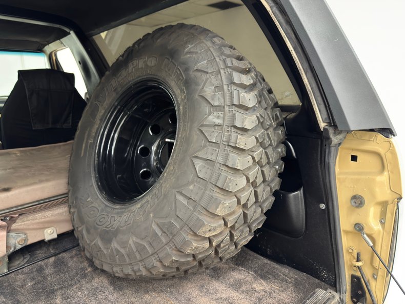 Ford-Bronco-1992-Tan-Black-43