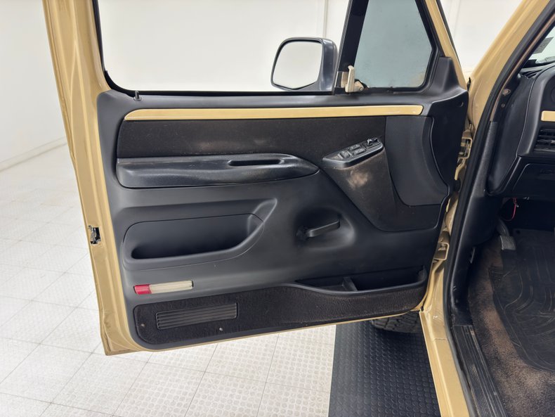 Ford-Bronco-1992-Tan-Black-44