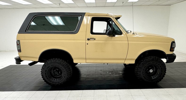 Ford-Bronco-1992-Tan-Black-5