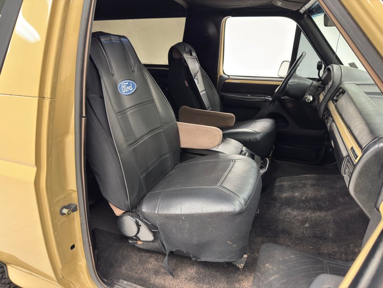 Ford-Bronco-1992-Tan-Black-8