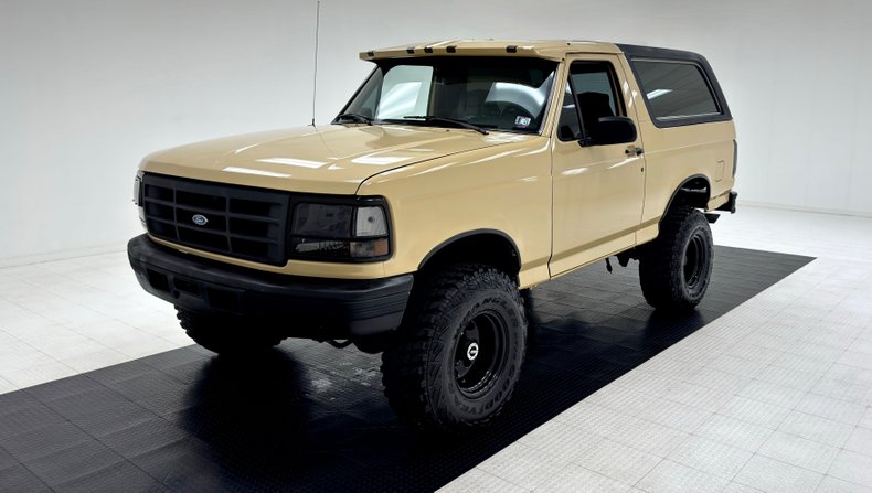 Ford-Bronco-1992-Tan-Black