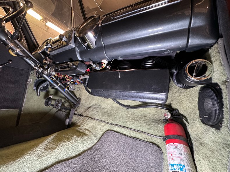 Ford-Deluxe-1947-Dark-Red-Metallic-Gray-10